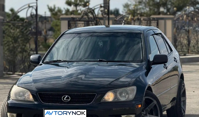 Lexus IS 2001 года