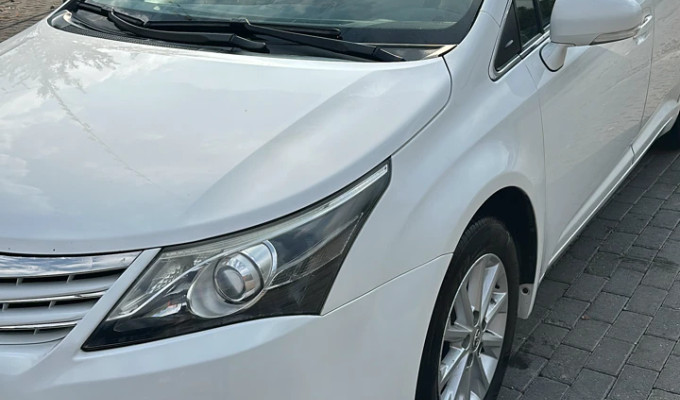 Toyota Avensis 2012 года