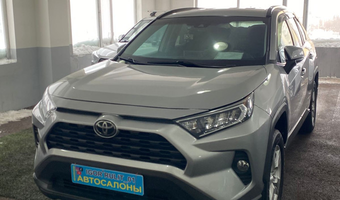 Toyota RAV4 2020 года