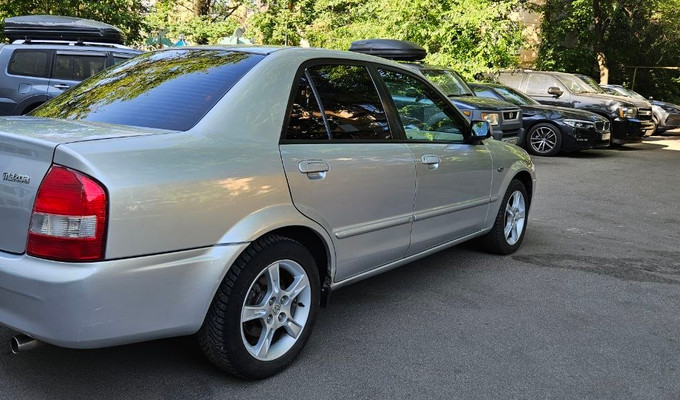 Mazda 323 2000 года