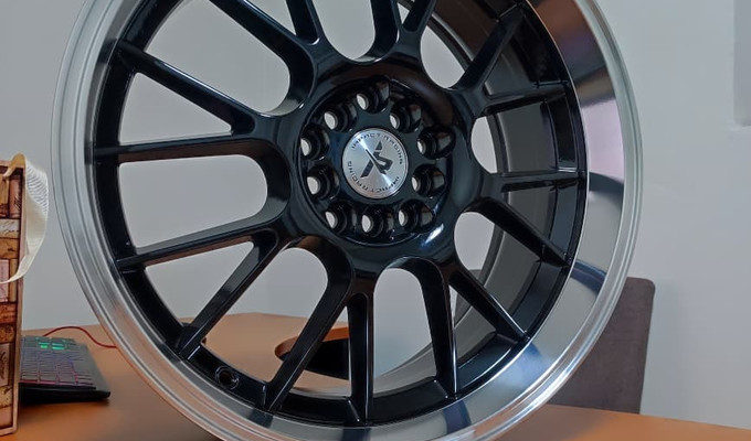  R18 8J  / 5x114,3 ET38 73,1 Gloss Black Machined Lip