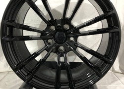 Разноширокие BMW M5 R20 5x120 ЦО 72,6 Black