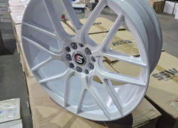 KS010 R18 8J ET35 5x100 / 5x114,3 ЦО73.1 All White