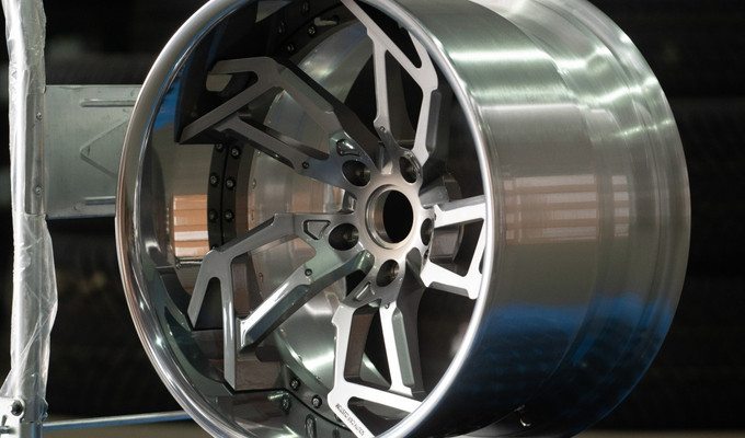  BMW R19 5x120 10-12J ET -10 / -15 ЦО 72,6 Center Gray + Polish lip