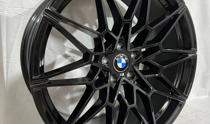 Разноширокие BMW R20 5x112 ЦО 66,6 Gloss Black