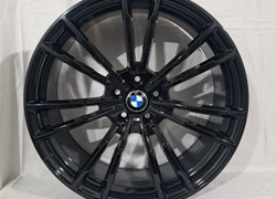 Разноширокие BMW M5 R20 5x112 ЦО66,6 Gloss Black