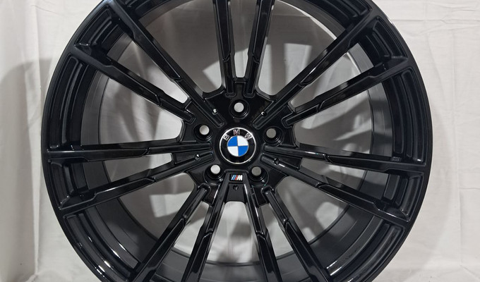 Разноширокие BMW M5 R20 5x112 ЦО66,6 Gloss Black