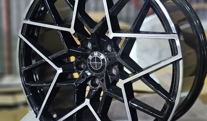 Разноширокие  BMW R20  5x120  ЦО 72,6 GLOSS BLACK MACHINED FACE