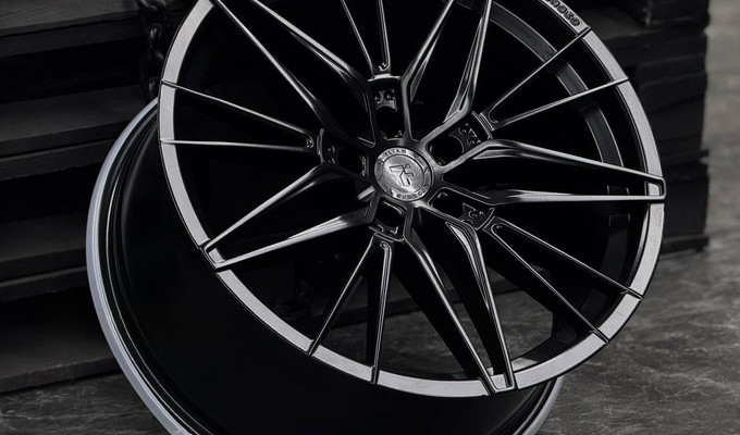 Разноширокие R20 5x112 ЦО66.6 GLOSS BLACK