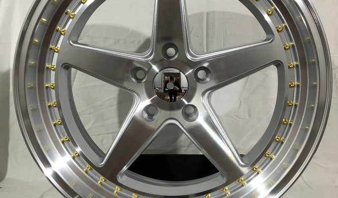 R18 8,5J 5x114,3 ET35 73,1 silver machined with gold rivet