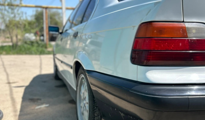 BMW 3 серия 1992 года