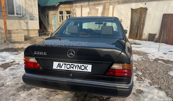Mercedes-Benz E-Класс 1993 года