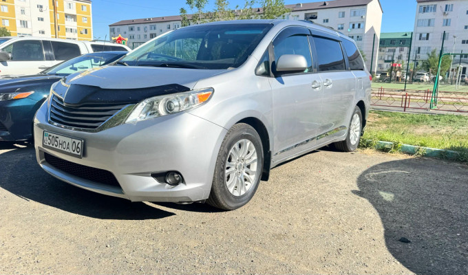 Toyota Sienna 2011 года