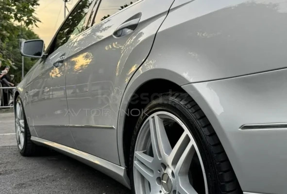 Mercedes-Benz E-Класс 2011 года
