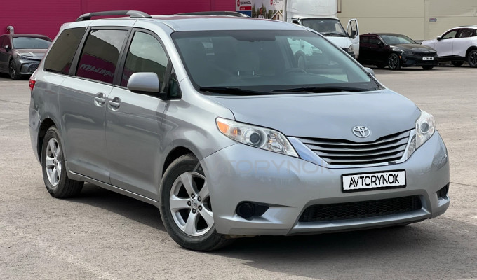 Toyota Sienna 2015 года