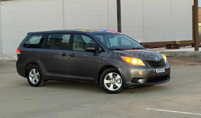 Toyota Sienna 2011 года