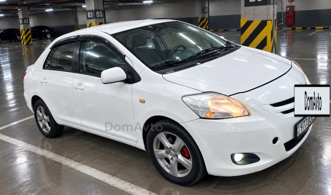 Toyota Yaris 2008 года