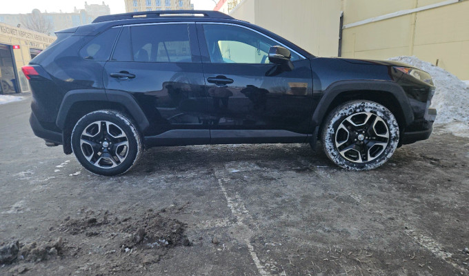 Toyota RAV4 2020 года
