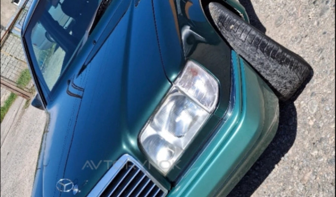 Mercedes-Benz E-Класс 1993 года