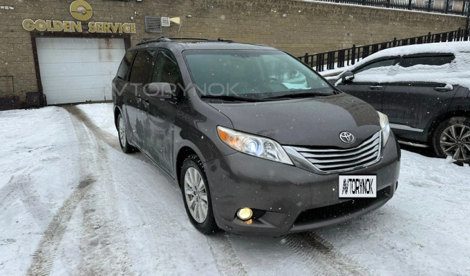 Toyota Sienna 2012 года
