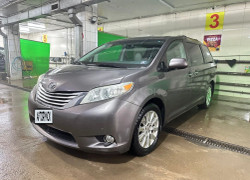 Toyota Sienna 2012 года