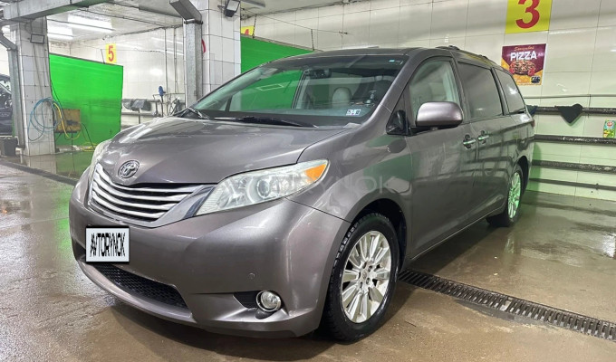 Toyota Sienna 2012 года