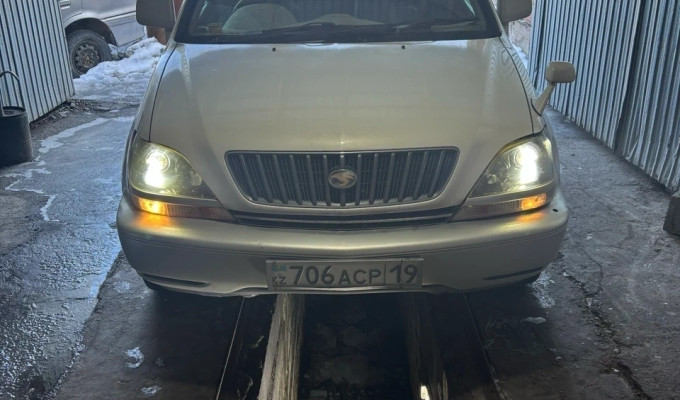 Toyota Harrier 2000 года