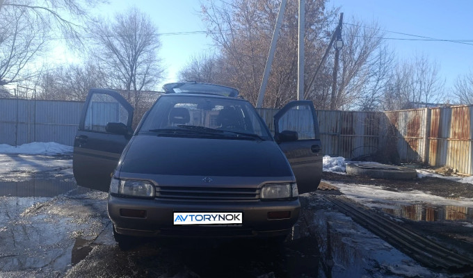 Nissan Prairie 1993 года
