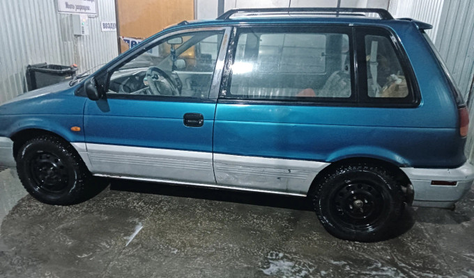 Mitsubishi Space Runner 1996 года