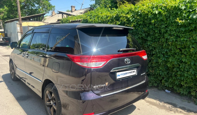 Toyota Estima 2010 года