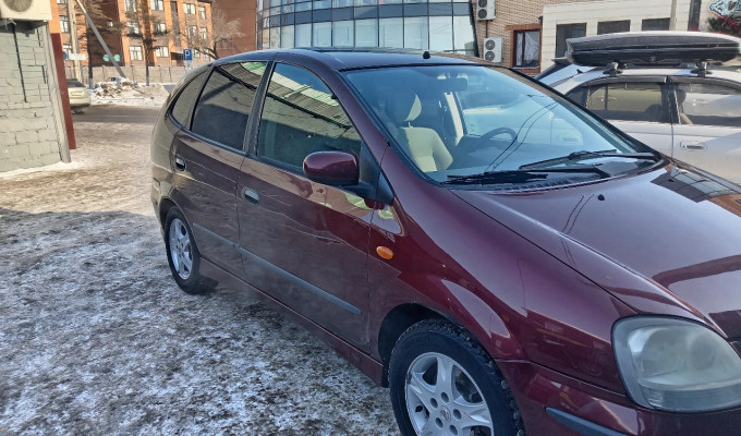 Nissan Almera Tino 2004 года