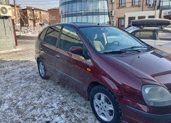 Nissan Almera Tino 2004 года