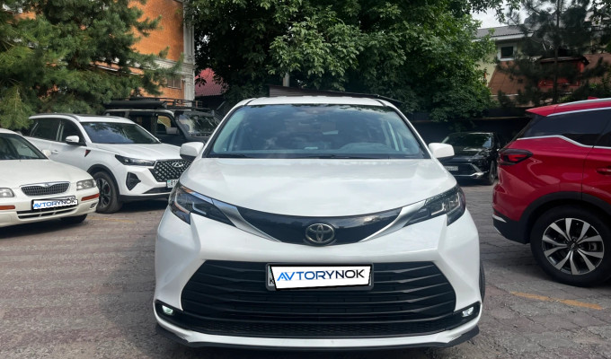 Toyota Sienna 2021 года