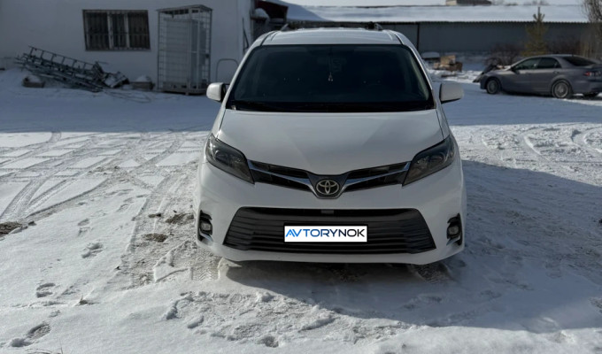Toyota Sienna 2015 года