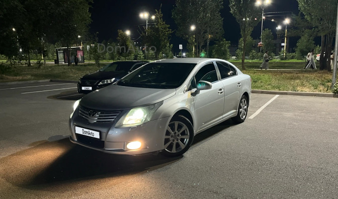 Toyota Avensis 2010 года
