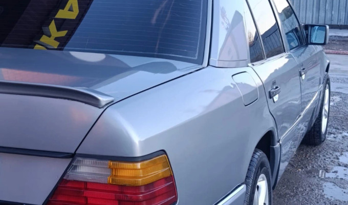 Mercedes-Benz E-Класс 1989 года