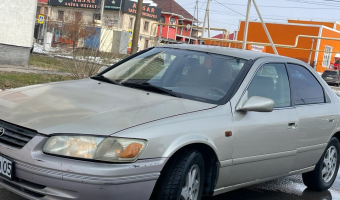 Toyota Camry 2000 года