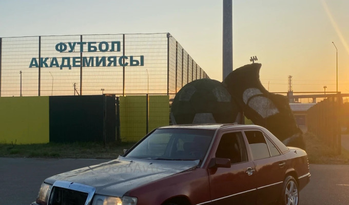 Mercedes-Benz E-Класс 1989 года