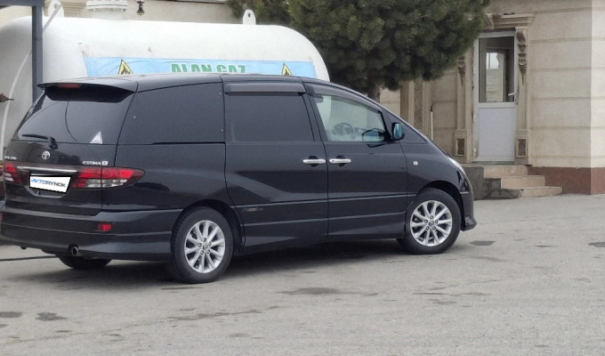 Toyota Estima 2003 года