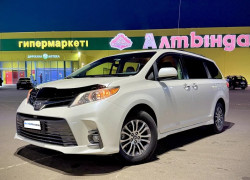 Toyota Sienna 2018 года