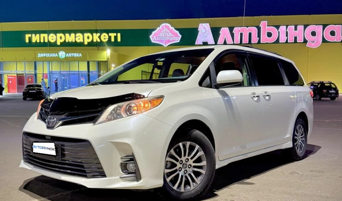 Toyota Sienna 2018 года