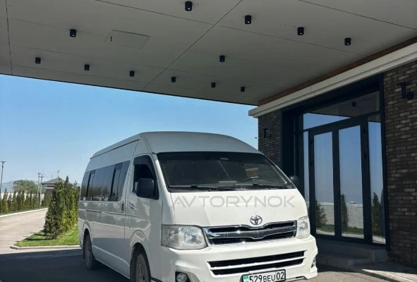 Toyota Hiace 2013 года