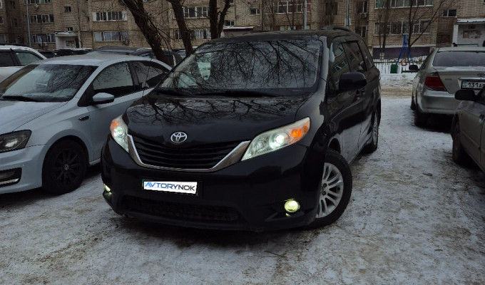 Toyota Sienna 2011 года