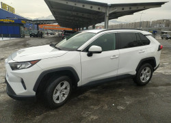 Toyota RAV4 2021 года