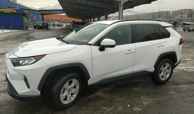 Toyota RAV4 2021 года