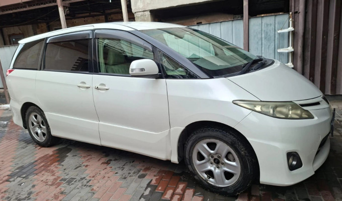 Toyota Estima 2010 года