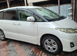 Toyota Estima 2010 года