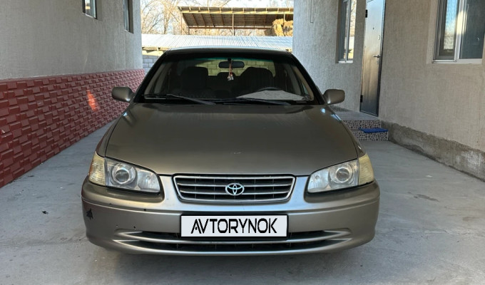 Toyota Camry 2000 года
