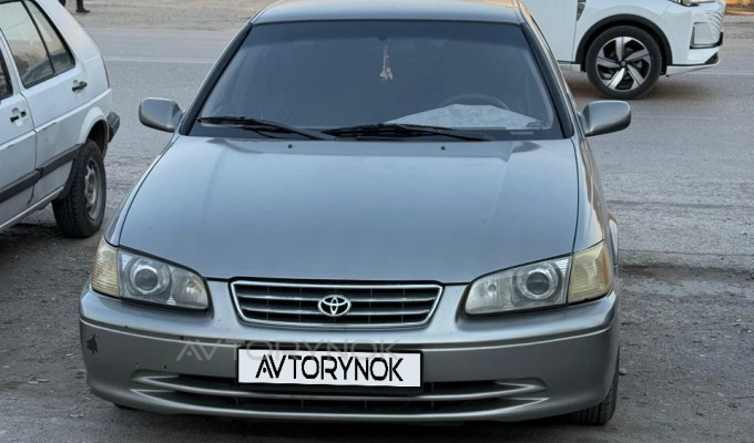 Toyota Camry 2000 года