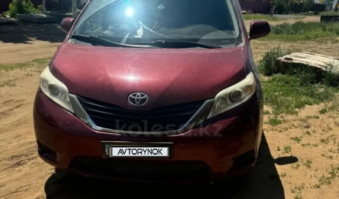 Toyota Sienna 2010 года